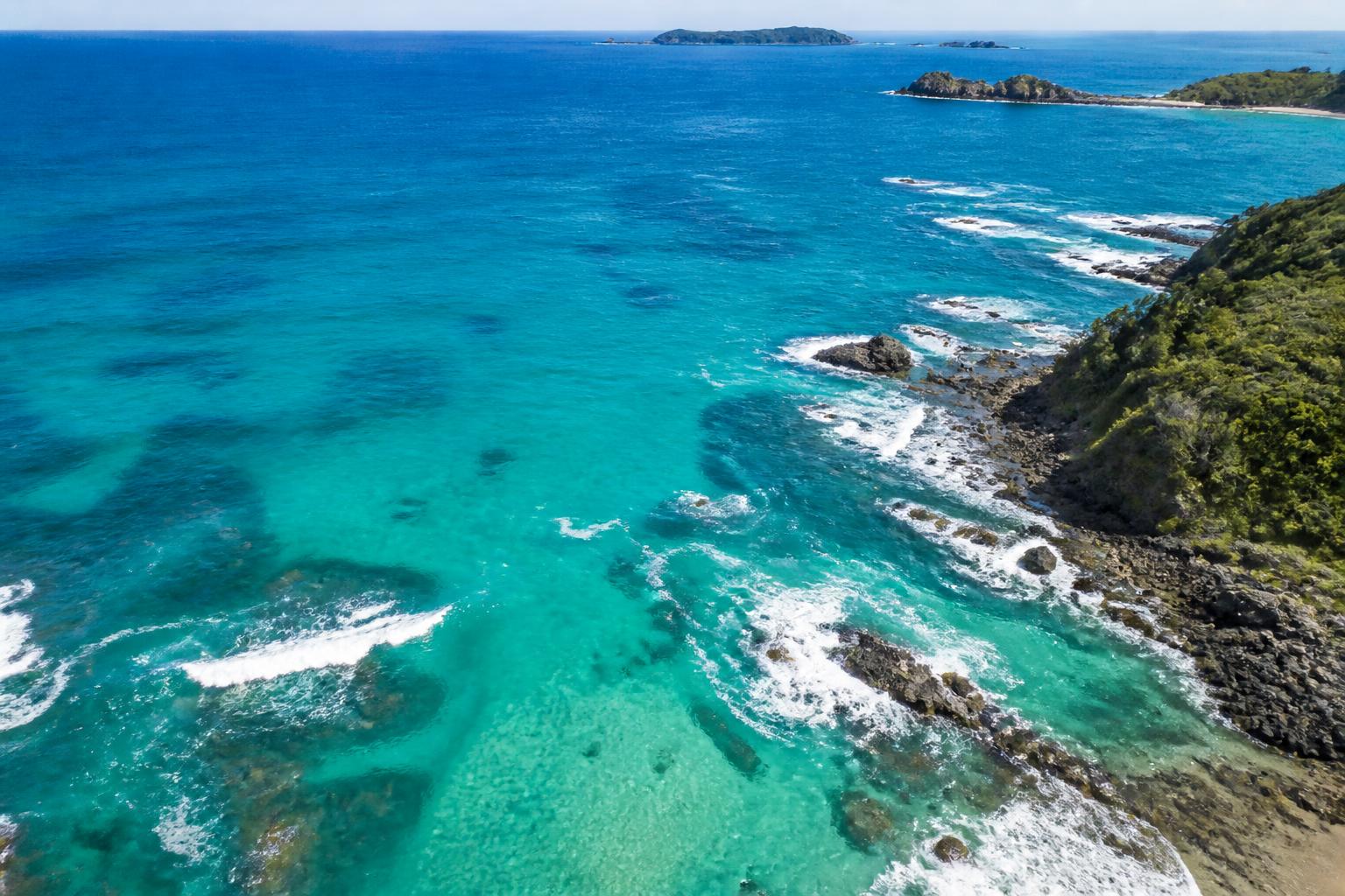 Aguas prístinas costeras de Nueva Zelanda